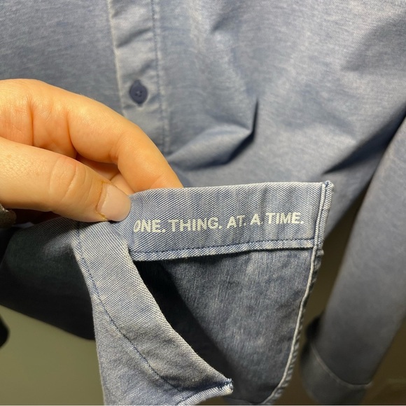 lululemon men’s athletica Blue chambray Comission Casual Button Down Shirt in XL - Picture 7 of 11